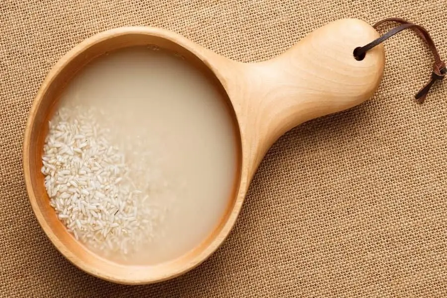 Kết hợp nước vo gạo và mặt nạ nha đam trị mụn.
