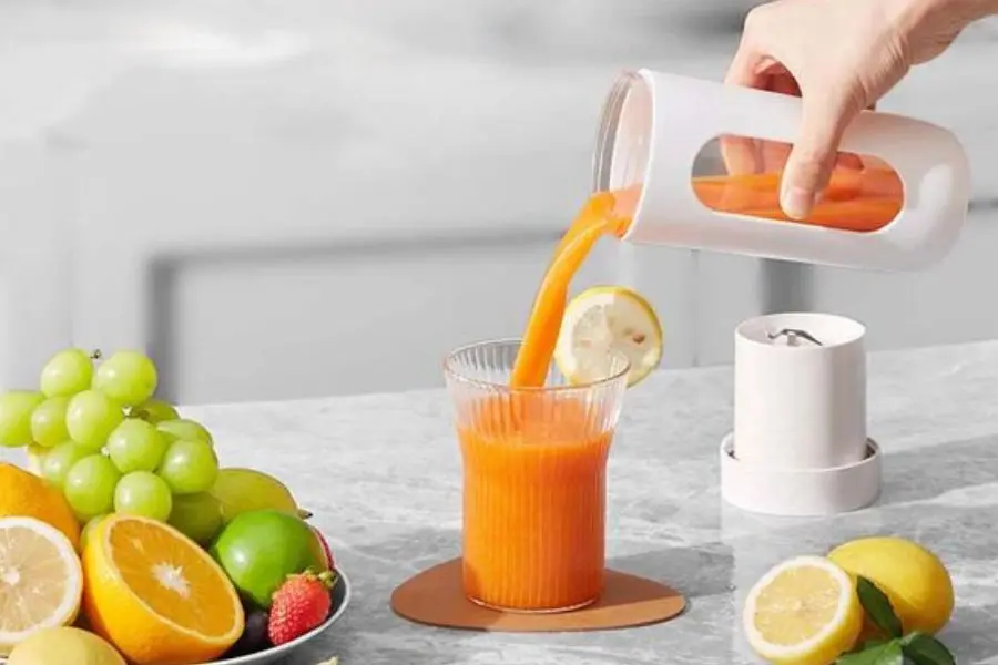 Máy xay sinh tố cầm tay mini nhỏ gọn, tiện dụng.
