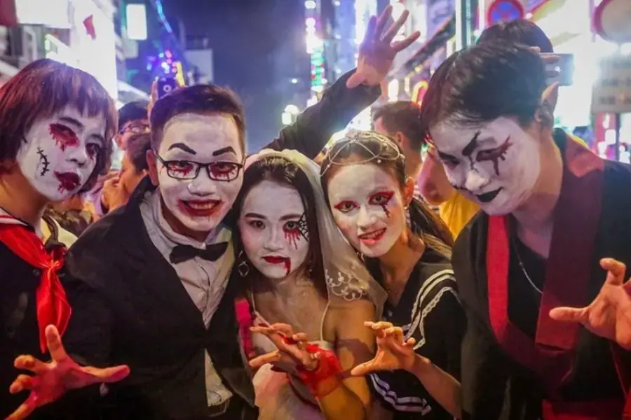 Tiệm hóa trang và vui chơi ở phố Tây Bùi Viện trong đêm Halloween.