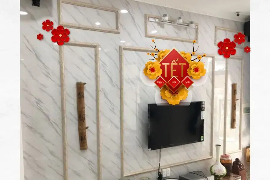Đá giả ốp tường làm tăng sự độc đáo cho phòng khách ngày tết.