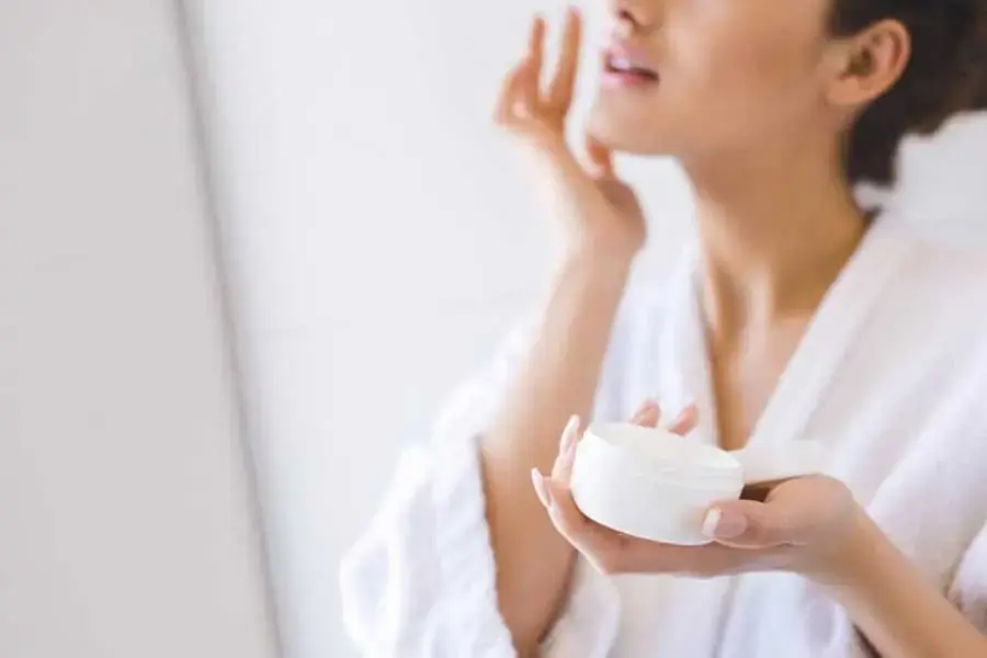 Kem dưỡng ẩm giúp làn da chống lại sư hanh khô và nhiệt độ lạnh (Hình ảnh: Bacsi247)