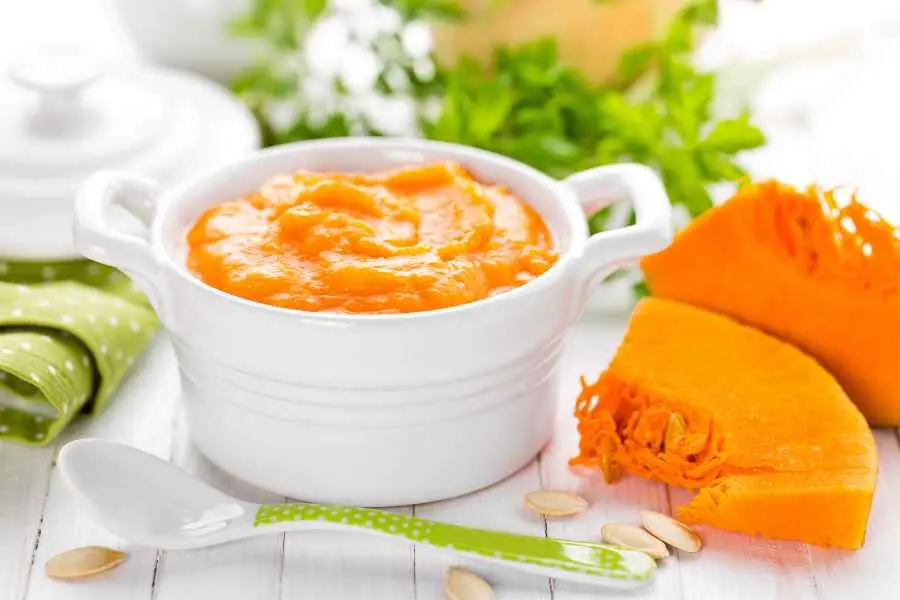 Cháo bí đỏ là một trong các loại rau cho bé ăn dặm nhiều dinh dưỡng.
