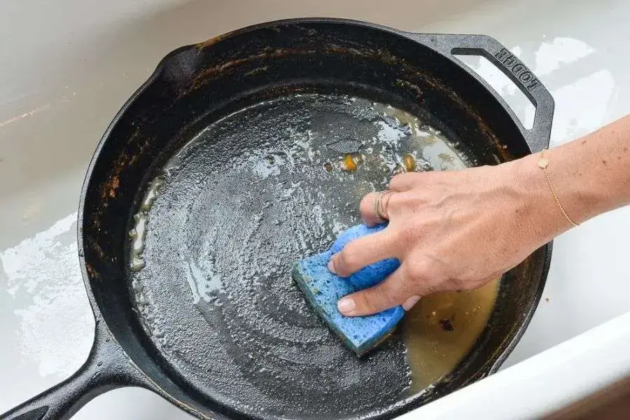 Dùng bọt biển vệ sinh nhẹ nhàng bề mặt chảo