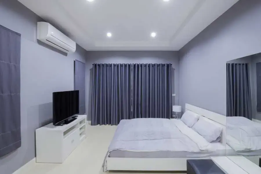 Đặt máy lạnh chếch về bên trái, bên phải giường ngủ (Hình ảnh: Shutterstock)