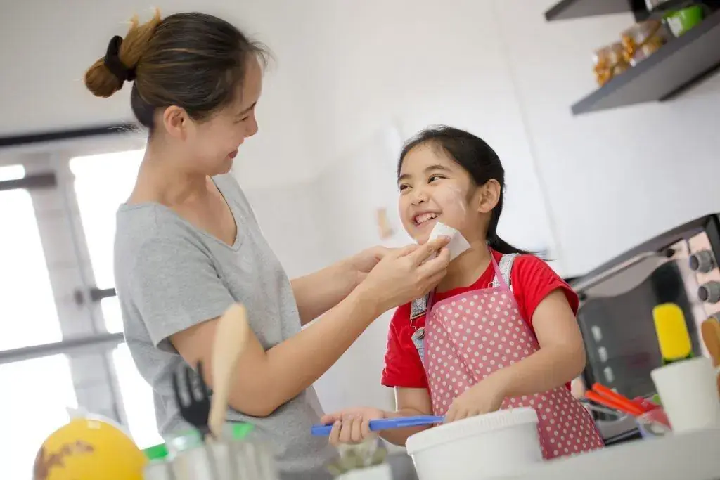 Hoàn thành việc nhà và nhận được lời khen từ ba mẹ giúp trẻ sống có mục tiêu và mục đích hơn trong tương lai