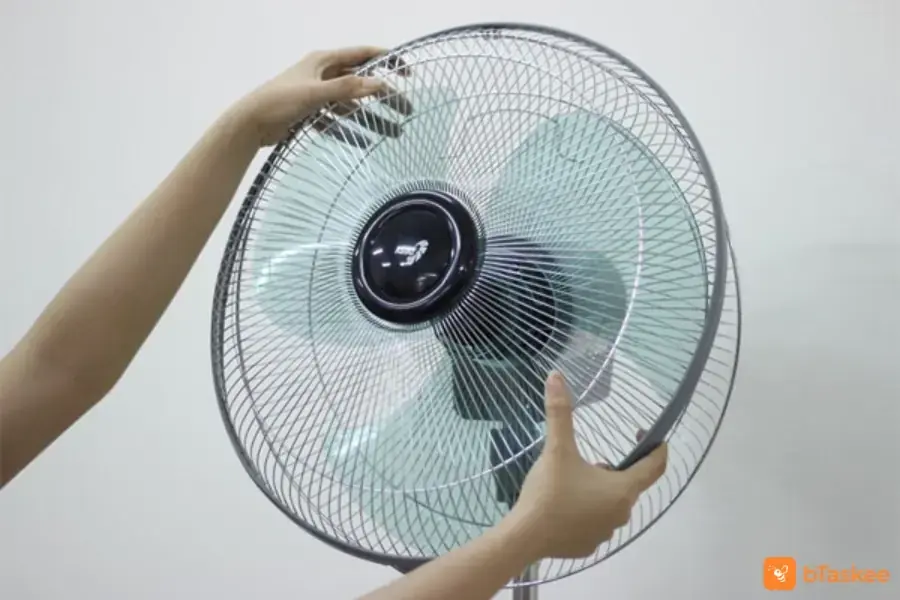 Tháo lồng trước máy quạt