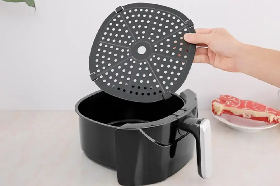 Vệ sinh khay, vỉ nồi chiên (nguồn: cdn.tgdd.vn)