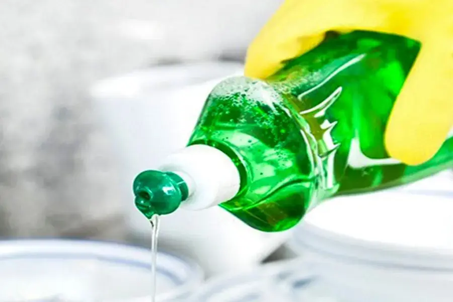 Từ những vật dụng đơn giản trong bếp như nước rửa chén cũng là một giải pháp hữu dụng