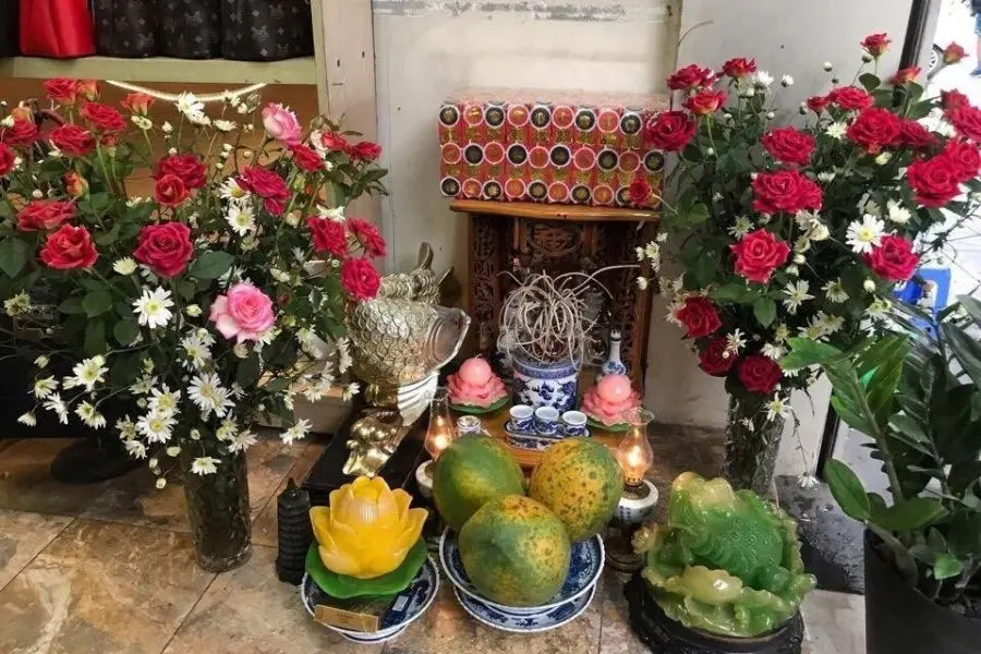 Bàn thờ ngày Tết của các gia đình sẽ thêm rực rỡ và đón nhiều tài lộc, an lành khi có hoa hồng.