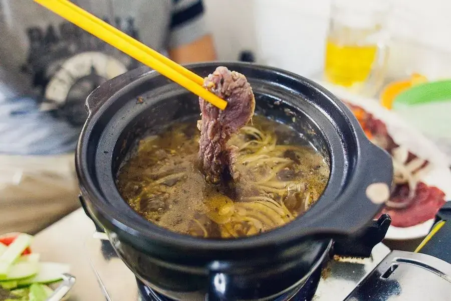 Pha thêm mắm nêm để tăng hương vị cho món ăn
