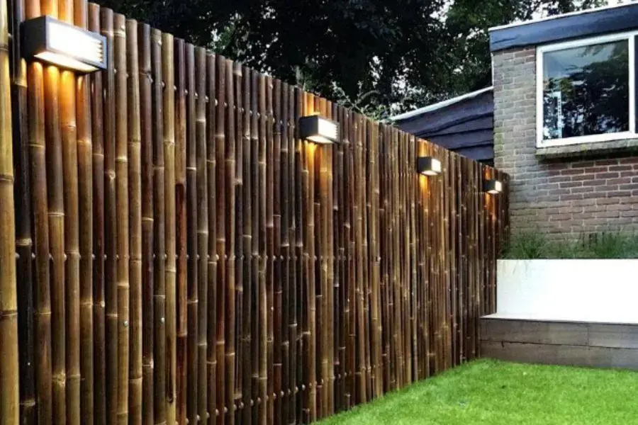 Mẫu tường rào bằng thân tre khô đậm chất vùng quê Việt Nam