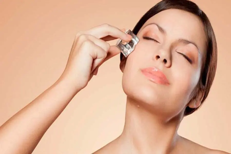 Nhiệt độ thấp của nước đá sẽ giúp thu nhỏ lỗ chân lông, hạn chế tiết nhờn.