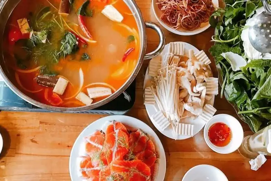 Chế biến cá hồi đông lạnh thành lẩu cá hồi chua cay, đậm đà, thơm ngon, bổ dưỡng