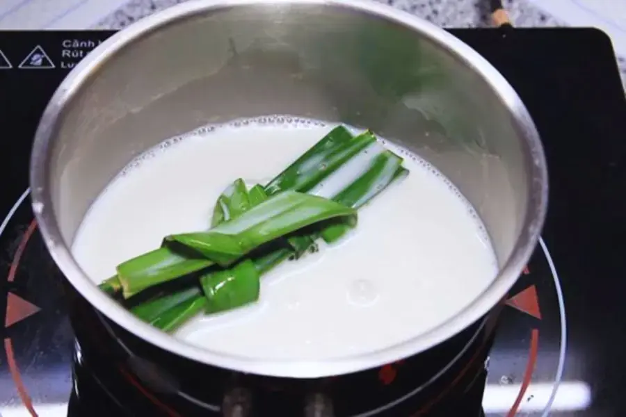 Nấu nước cốt dừa cùng lá dứa để tạo độ sánh và tăng mùi thơm.