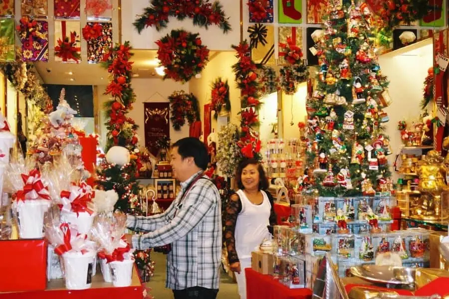 Nếu chưa biết Noel nên dẫn bạn gái đi đâu thì bạn có thể chọn Phố người Hoa là điểm đến.