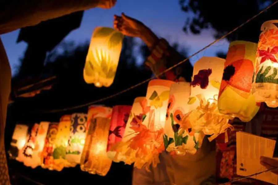 Tự do sáng tạo trang trí những họa tiết cho đèn trung thu.