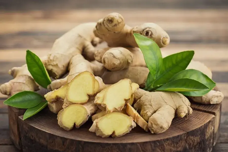 Nước ép thơm với gừng giúp làm dịu cơn ho và đau họng