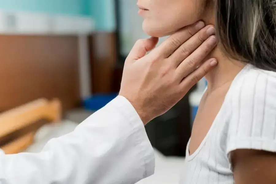 Người bị rối loạn tuyến giáp tóc sẽ có dấu hiệu bị bạc sớm.