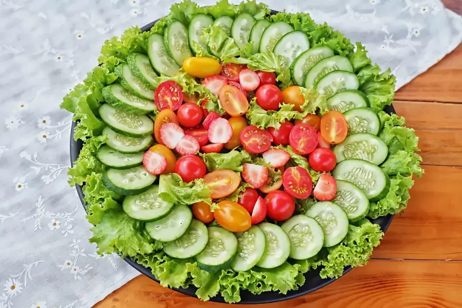 Món salad rau cà chua thanh mát, giàu chất xơ