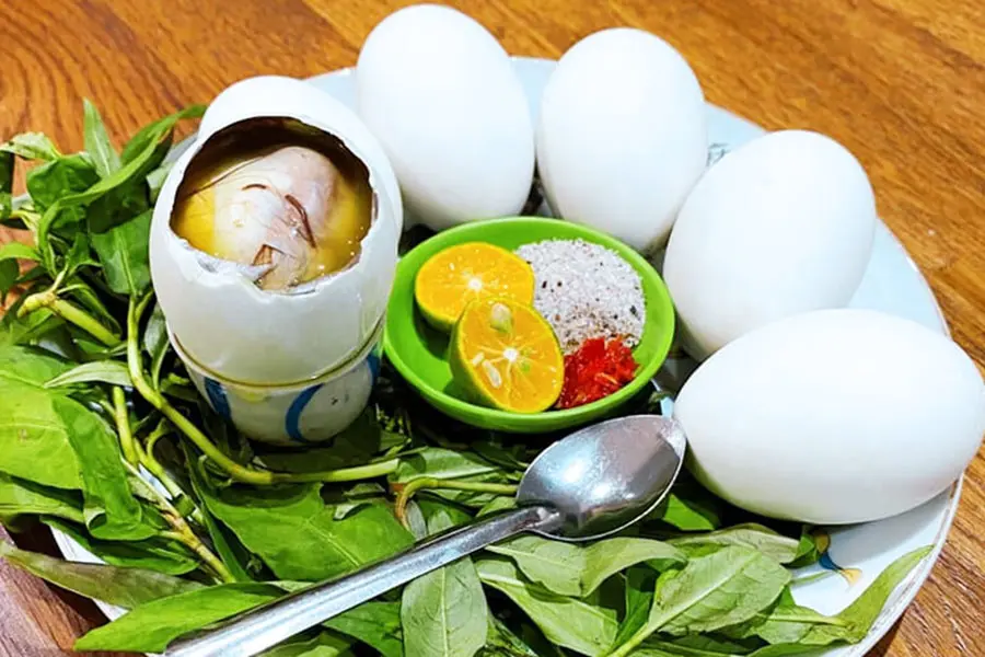 Hột vịt lộn là món ăn thơm ngon với nhiều lợi ích cho sức khỏe.