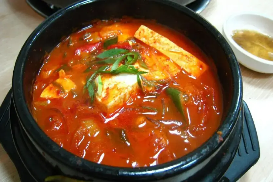 Canh kim chi gù bò đưa đến hương vị mới