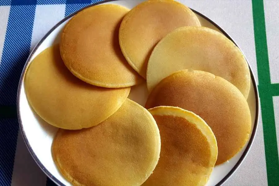 Phết một ít lên bánh rán là đã có ngay chiếc bánh nhân socola thơm ngon, béo ngậy.