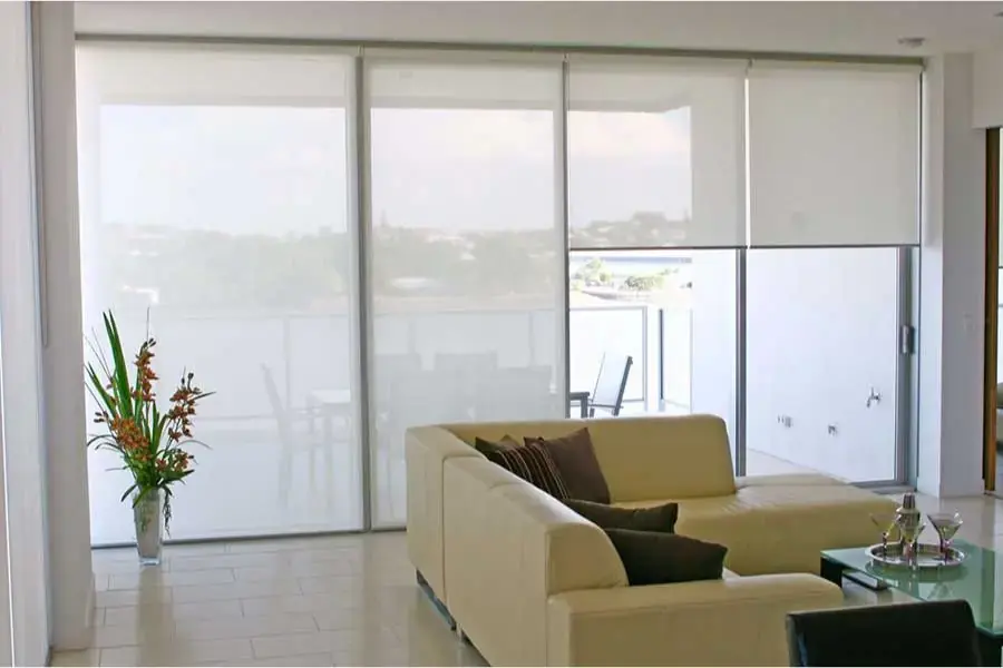 Rèm cuốn thường được sử dụng ở các quán ăn, văn phòng, quán cà phê, nhà hàng