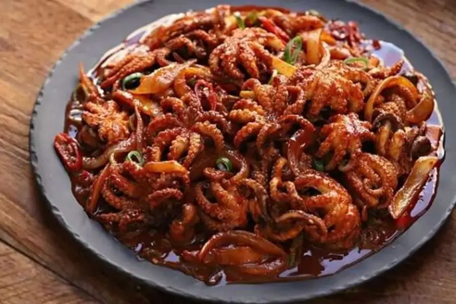Đồ cay nóng hấp dẫn nhưng rất có hại cho dạ dày và đường tiêu hóa.