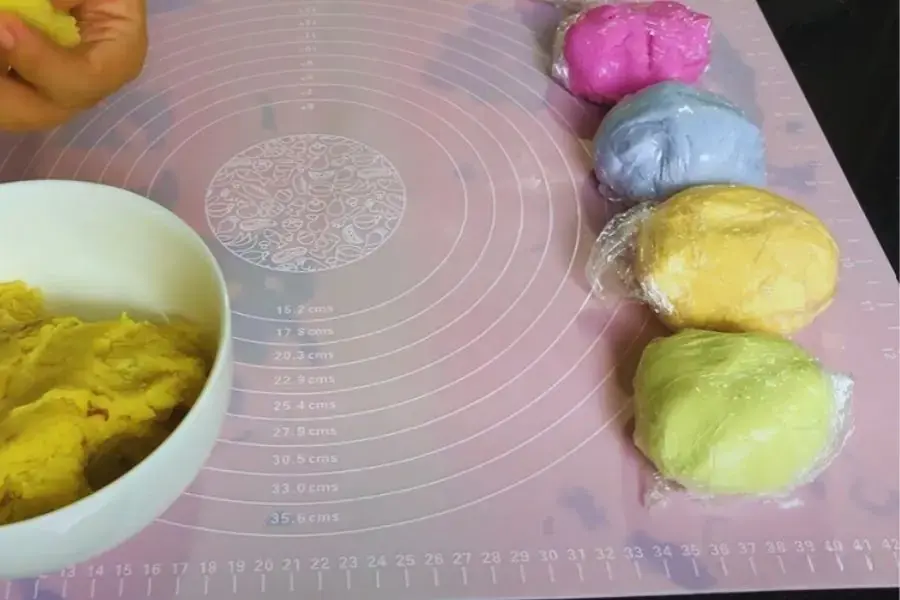 Chia bột thành từng phần và trộn cùng màu nước cốt.