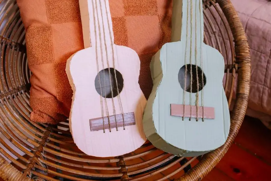Tái chế giấy carton làm đàn guitar