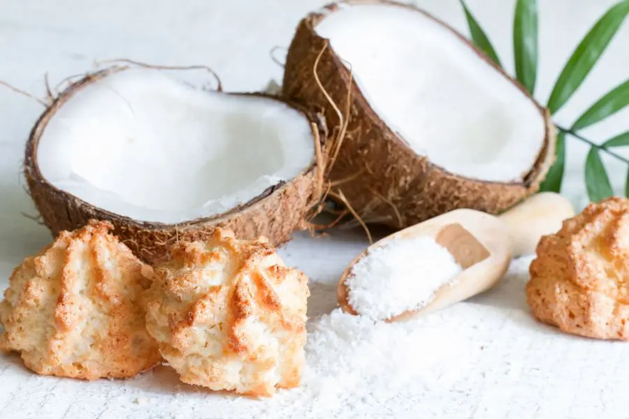 Cơm dừa là loại thực phẩm được khuyên dùng trong quá trình tăng cân.