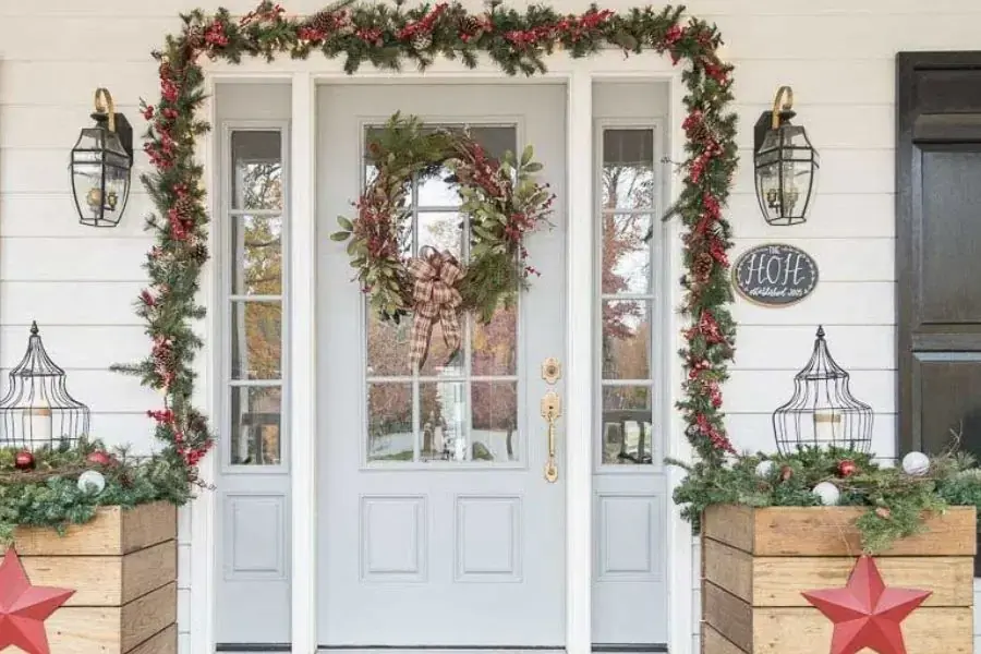 Bạn có thể trang trí cửa kính nhà mình bằng cách tạo hình cây thông Noel.
