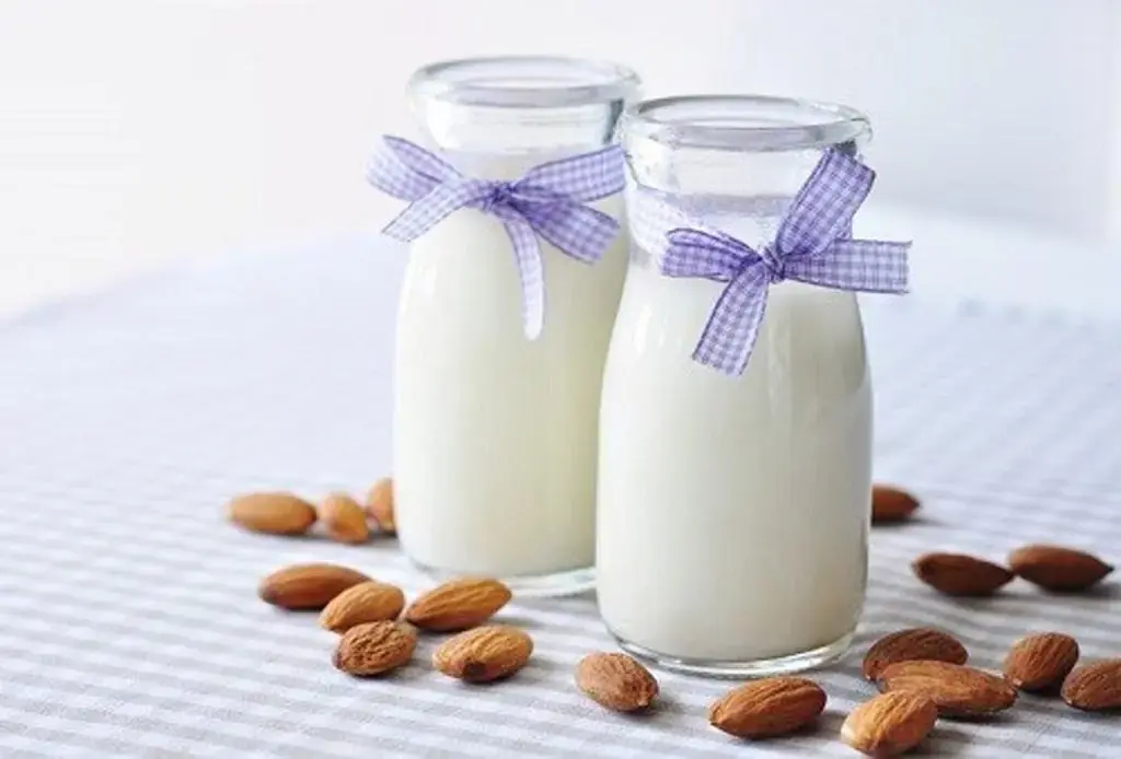 Dùng sữa lạnh chấm lên quần áo dính mực là mẹo hay các mẹ hay dùng khi quần áo bị dính mực