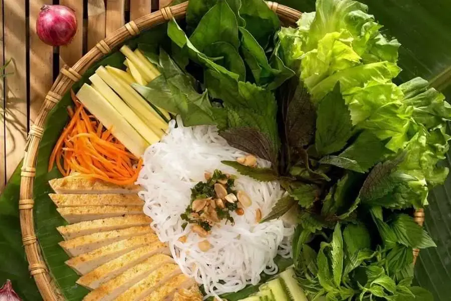 Chả cá cuốn ăn cùng bún và các loại rau sống thanh mát