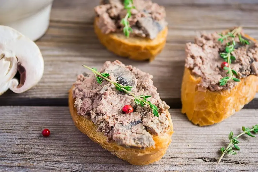 Chiếc bánh truyền thống Giáng Sinh được làm từ những nguyên liệu đặc biệt.
