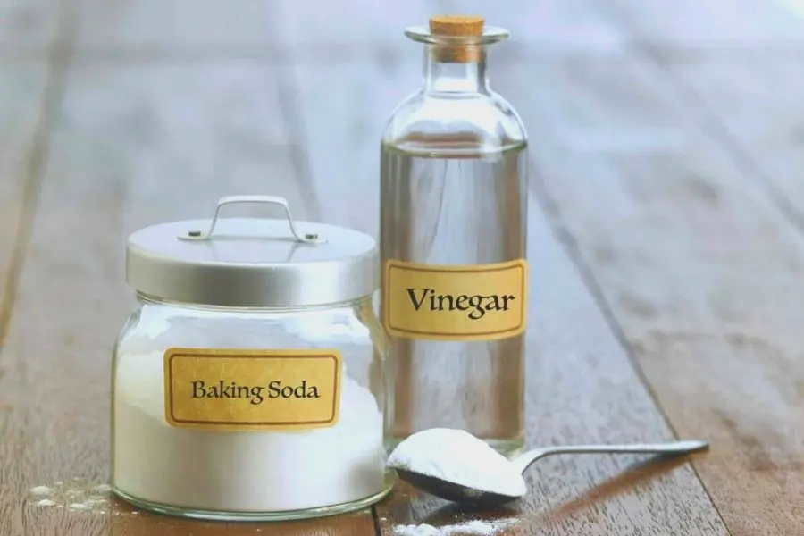 Dùng baking soda, giấm và nước nóng để thông bồn cầu