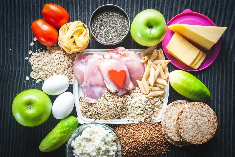 Cần ăn đủ 4 nhóm chất: Tinh bột, chất béo, nhóm vitamin, khoáng chất, chất đạm.