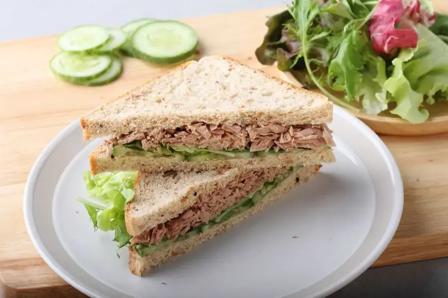 Bữa sáng đơn giản với món sandwich cá ngừ