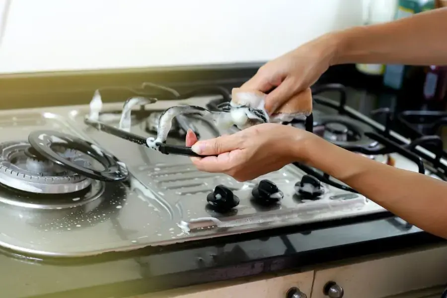 Vệ sinh mâm chia lửa để đảm bảo khe thoát lửa thông thoáng