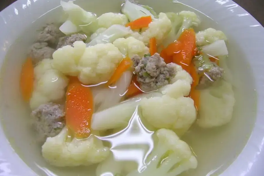 Nước dùng thanh mát từ súp lơ ăn cùng thịt mọng nước tạo vị ngon khó cưỡng.