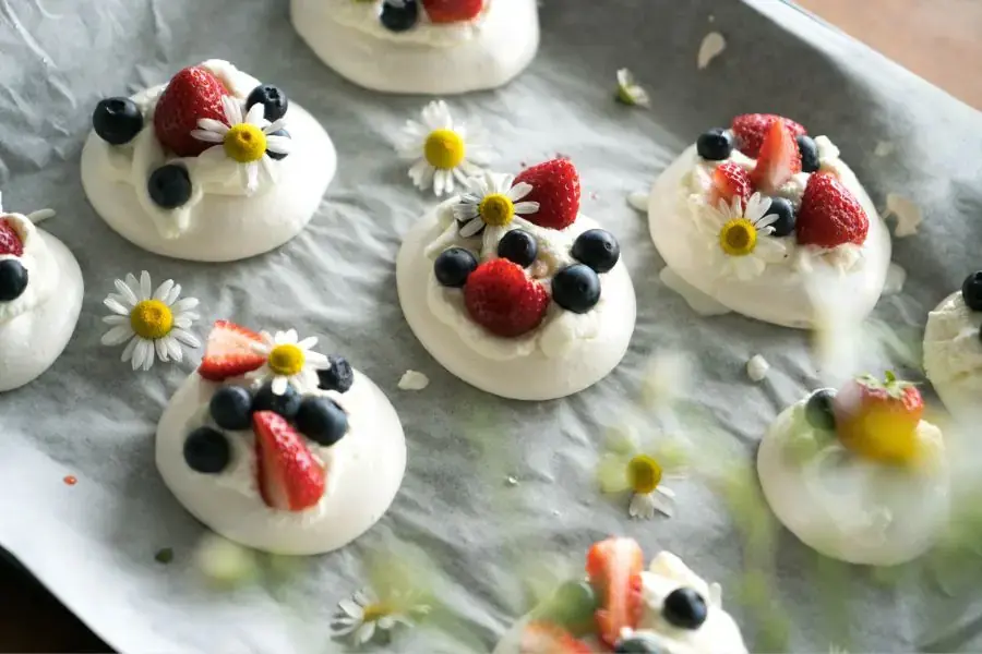 Bánh Pavlova mềm xốp, ngọt ngào vô cùng