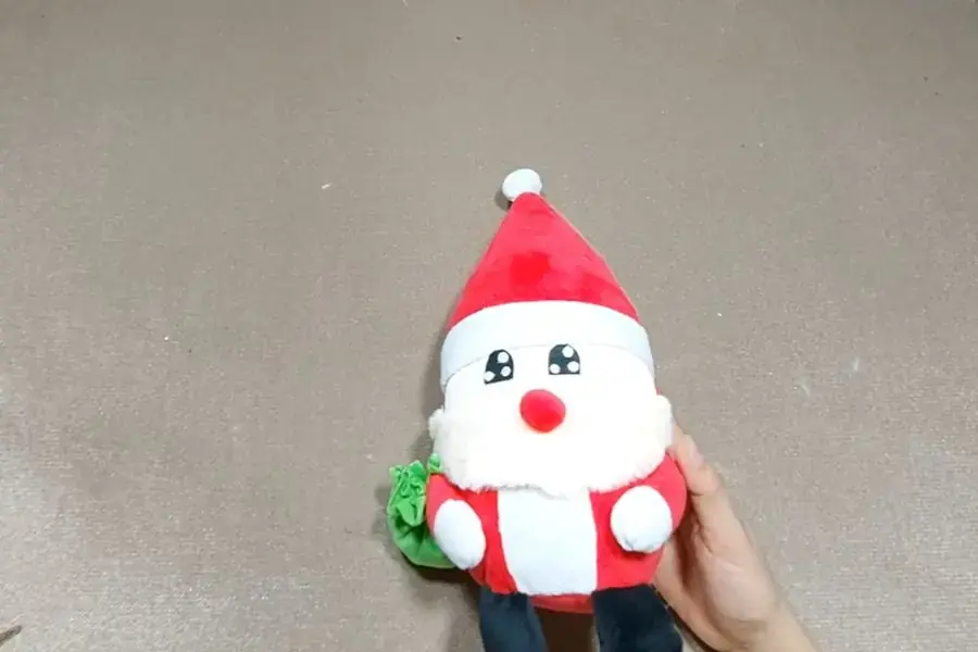 Ông già Noel làm từ vải nỉ ôm cực ấm. 