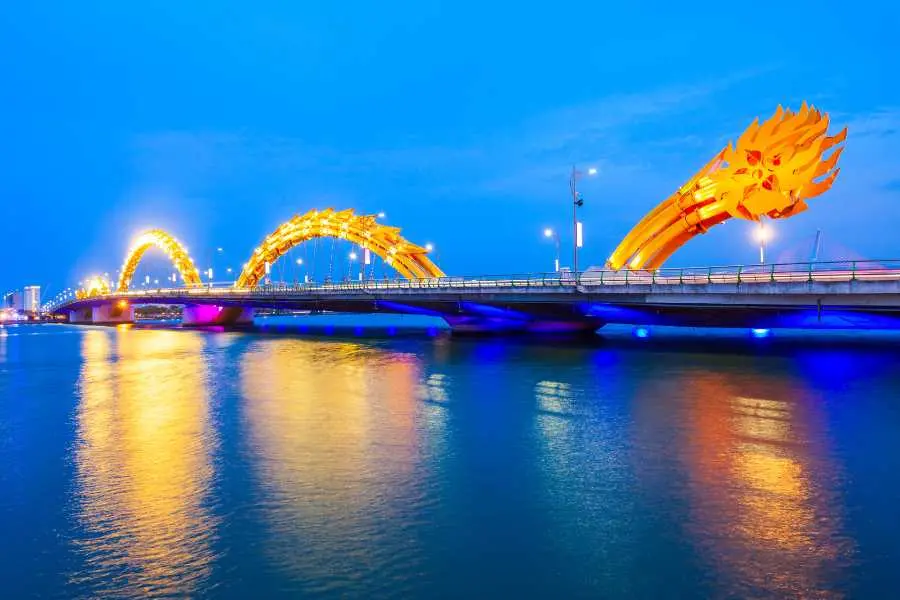 Kiến trúc đẹp và độc đáo, mô phỏng con Rồng đang vươn mình ra biển.