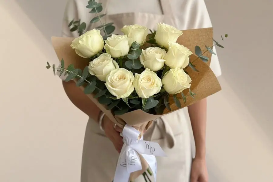 Mẫu bó hoa hồng kem thể hiện sự nhẹ nhàng và thanh lịch