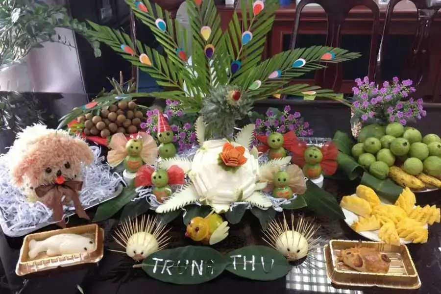 Trái bưởi được cắt tỉa thành bông hoa đẹp mắt.