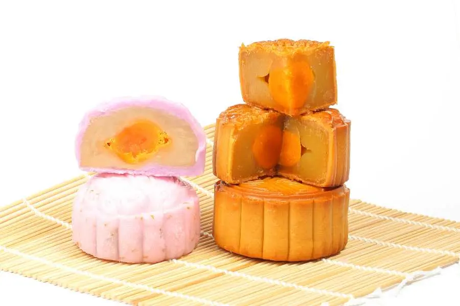 Bánh trung thu đậu xanh trứng muối có vị béo ngọt hòa quyện cùng độ mặn của trứng muối.
