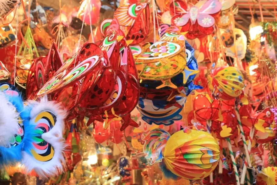 Trống lắc tay là món đồ chơi Trung Thu truyền thống với âm thanh vui tai, mang đến không khí rộn ràng cho đêm Rằm.