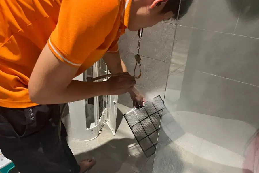 Tasker vệ sinh cẩn thận lưới lọc bụi.