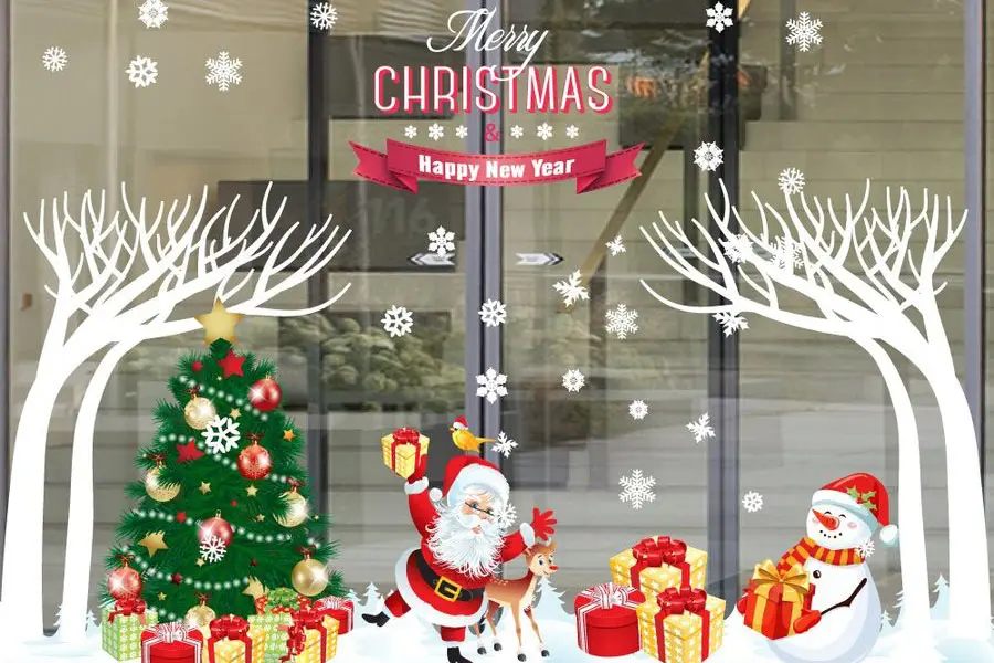 Trang trí cửa sổ Noel với hình dán nhiều màu sắc.