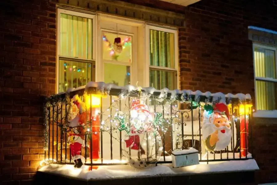 Mẫu trang trí Giáng Sinh với nhiều đèn led họa tiết ông Noel tại khu vực lan can. 